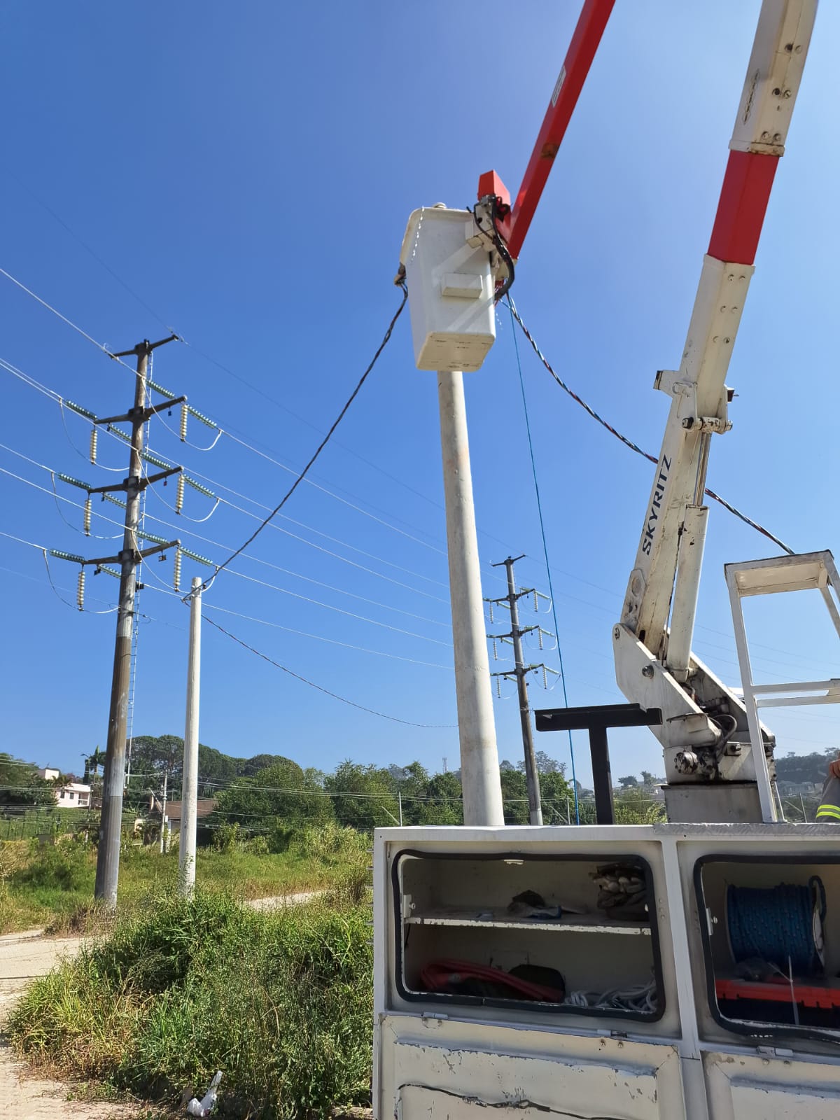 Atividade em rede elétrica com caminhão equipado