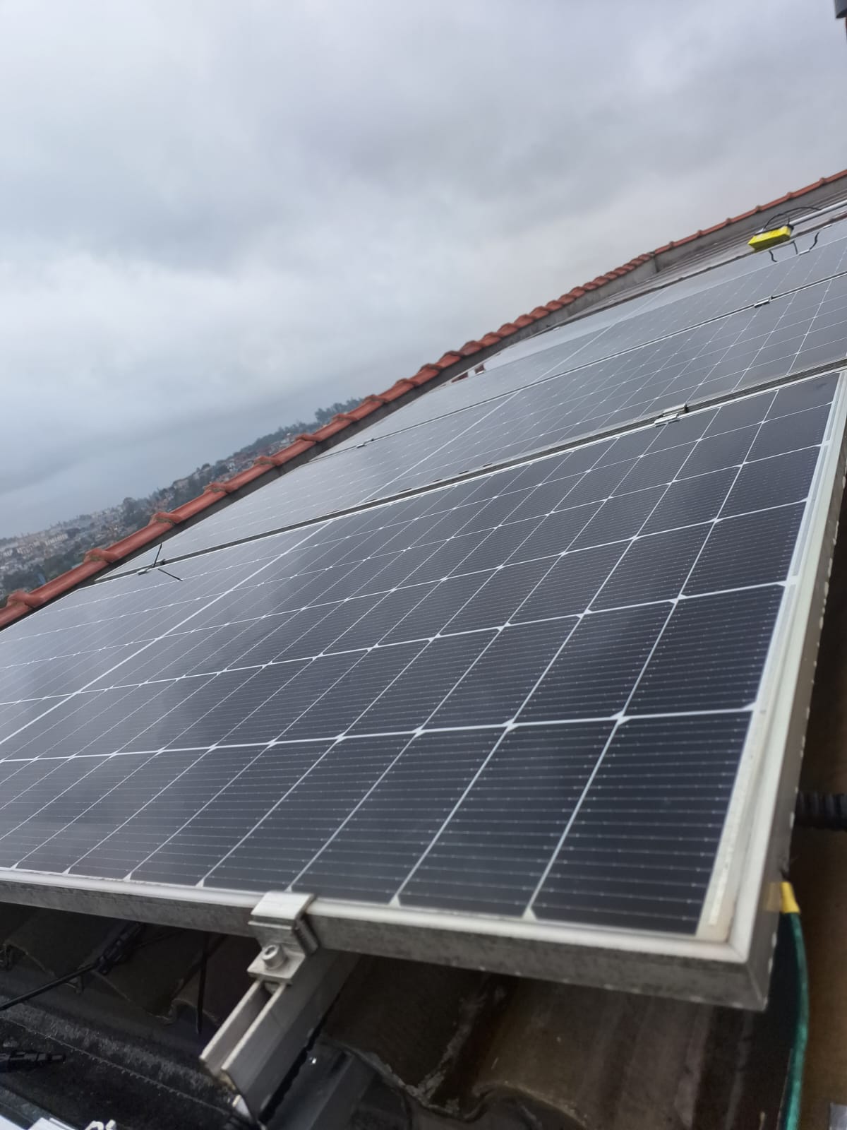 Painéis fotovoltaicos instalados em telhado